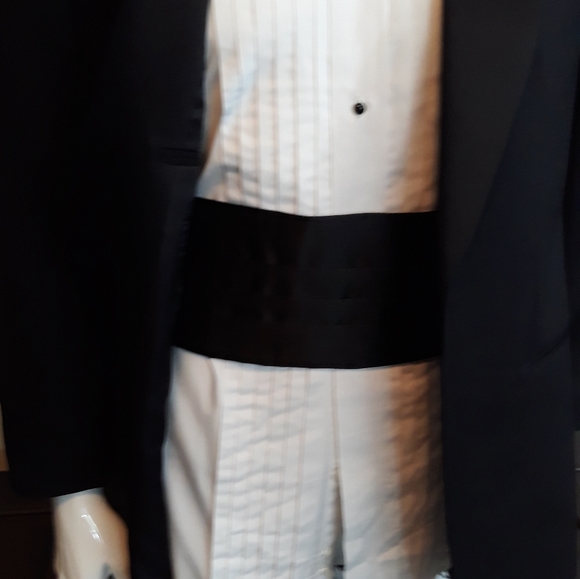 Men's Black Two-piece Tuxedo Suit (40S) - Picture 6 of 8